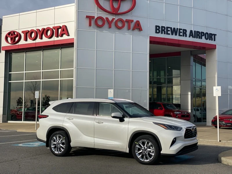 Highlander in front of Brewer Airport Toyota